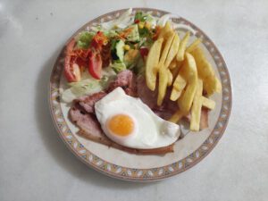 Lomo con huevo y patatas fritas en MG Mesón Galea Torrevieja